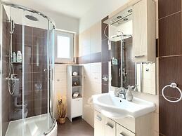 Spacious Home With Bubble Bath and Garden