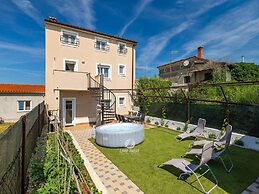 Spacious Home With Bubble Bath and Garden