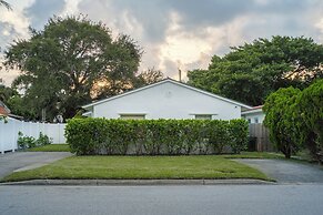 'the Peacock Bungalow' Near Fort Lauderdale Beach!