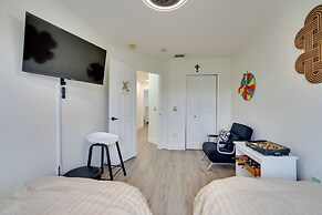 10 Mi to Disney Parks: Townhome w/ Pool Access!