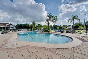 10 Mi to Disney Parks: Townhome w/ Pool Access!
