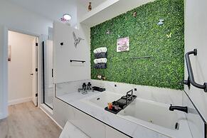 10 Mi to Disney Parks: Townhome w/ Pool Access!