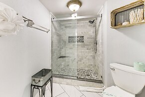 Steps to Beach: Indian Shores Condo w/ Balcony!