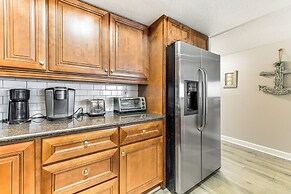 Steps to Beach: Indian Shores Condo w/ Balcony!