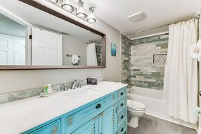 Steps to Beach: Indian Shores Condo w/ Balcony!