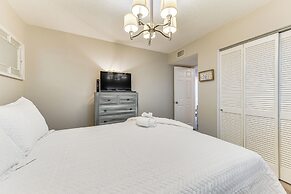 Steps to Beach: Indian Shores Condo w/ Balcony!