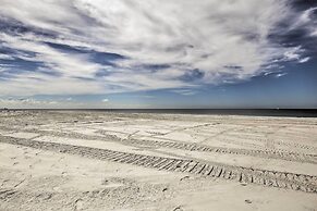 Steps to Beach: Indian Shores Condo w/ Balcony!