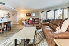 Steps to Beach: Indian Shores Condo w/ Balcony!