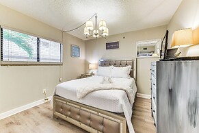 Steps to Beach: Indian Shores Condo w/ Balcony!