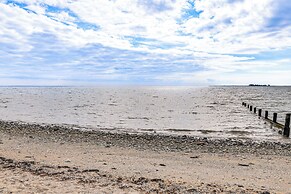 Beachfront, Dog-friendly Milford Getaway w/ Yard!