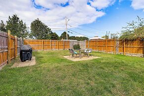 Beachfront, Dog-friendly Milford Getaway w/ Yard!