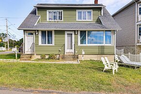 Beachfront, Dog-friendly Milford Getaway w/ Yard!