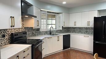 Adorable Villa With Water Front in Pompano