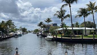 Adorable Villa With Water Front in Pompano