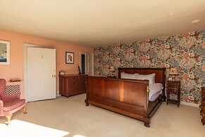 Georgian House With Garden Views Tennis Court