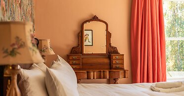 Georgian House With Garden Views Tennis Court