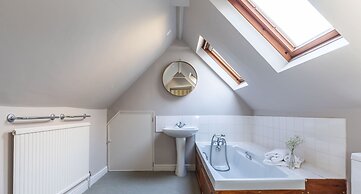 Georgian House With Garden Views Tennis Court