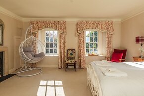 Georgian House With Garden Views Tennis Court