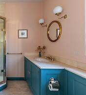 Georgian House With Garden Views Tennis Court