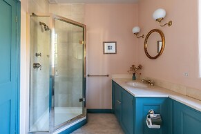 Georgian House With Garden Views Tennis Court