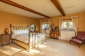 Georgian House With Garden Views Tennis Court