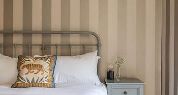 Georgian House With Garden Views Tennis Court