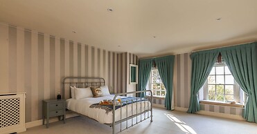 Georgian House With Garden Views Tennis Court