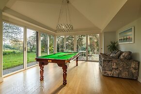 Georgian House With Garden Views Tennis Court