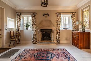 Georgian House With Garden Views Tennis Court