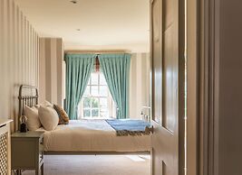 Georgian House With Garden Views Tennis Court