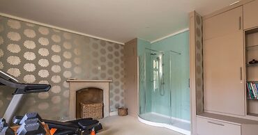 Georgian House With Garden Views Tennis Court