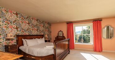 Georgian House With Garden Views Tennis Court