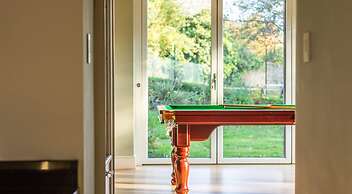 Georgian House With Garden Views Tennis Court