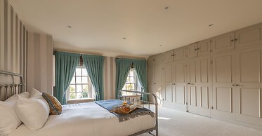 Georgian House With Garden Views Tennis Court