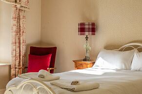 Georgian House With Garden Views Tennis Court