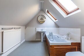 Georgian House With Garden Views Tennis Court