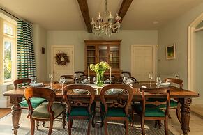 Georgian House With Garden Views Tennis Court