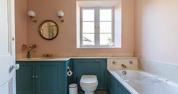 Georgian House With Garden Views Tennis Court