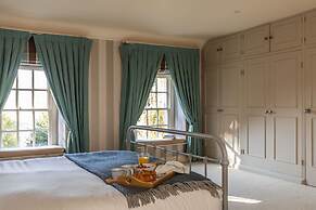 Georgian House With Garden Views Tennis Court