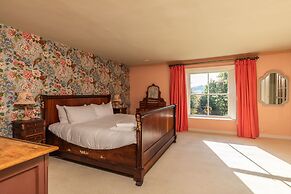 Georgian House With Garden Views Tennis Court