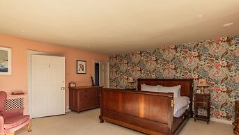 Georgian House With Garden Views Tennis Court