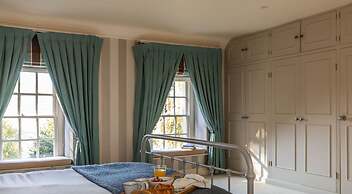 Georgian House With Garden Views Tennis Court