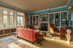 Georgian House With Garden Views Tennis Court