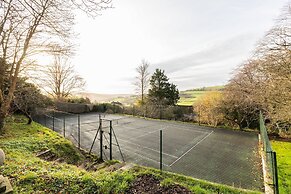 Georgian House With Garden Views Tennis Court