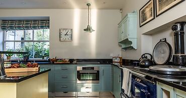 Georgian House With Garden Views Tennis Court