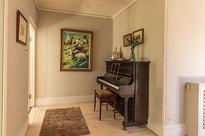 Georgian House With Garden Views Tennis Court