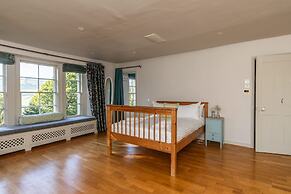 Georgian House With Garden Views Tennis Court