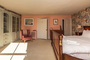 Georgian House With Garden Views Tennis Court