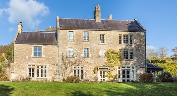 Georgian House With Garden Views Tennis Court