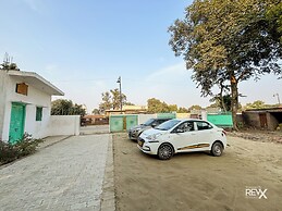 Raghuveer Sadan, Near Ram Mandir - 10 Min Walk